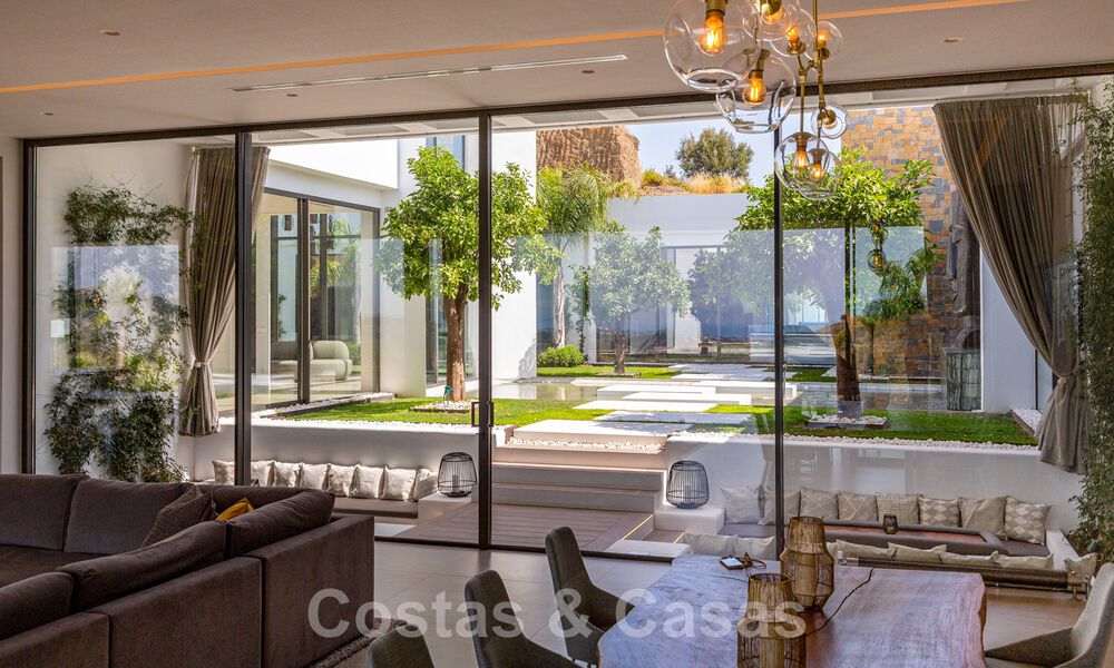 Fenomenal villa de lujo contemporánea en venta, directamente en el campo de golf con vistas al mar en un resort de golf en Marbella - Benahavis 43994