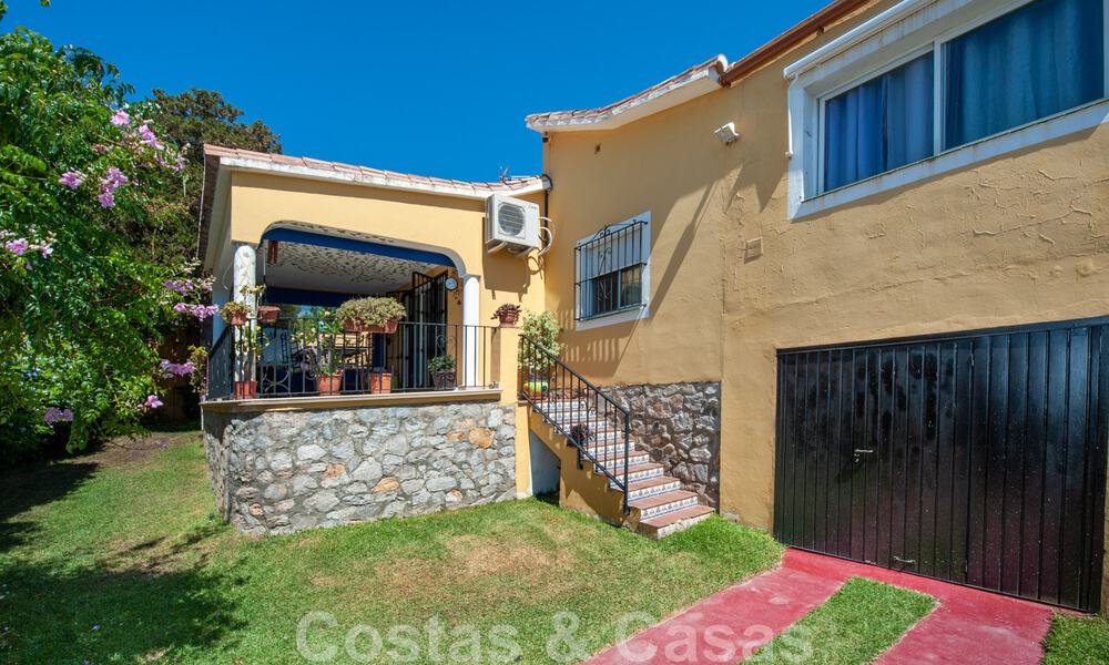 Villa tradicional española en venta con vistas al mar en una urbanización al este del centro de Marbella 44396