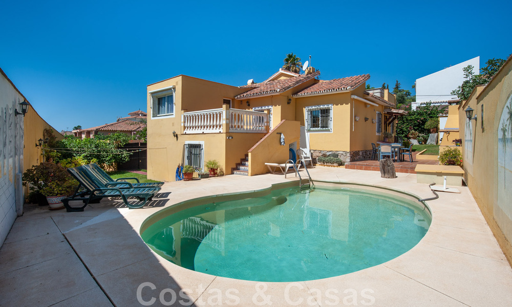 Villa tradicional española en venta con vistas al mar en una urbanización al este del centro de Marbella 44400