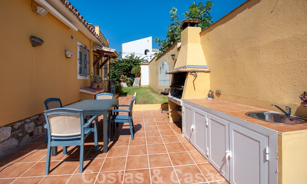 Villa tradicional española en venta con vistas al mar en una urbanización al este del centro de Marbella 44401