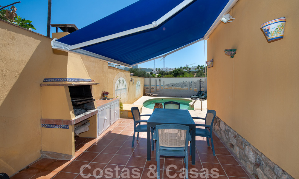 Villa tradicional española en venta con vistas al mar en una urbanización al este del centro de Marbella 44403