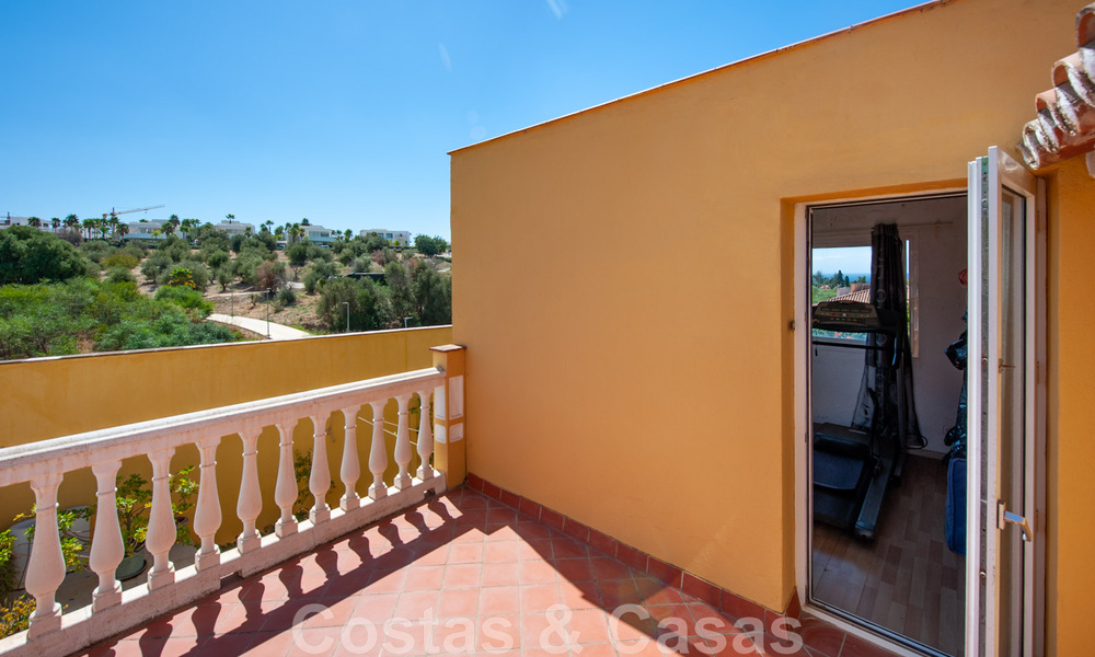 Villa tradicional española en venta con vistas al mar en una urbanización al este del centro de Marbella 44405