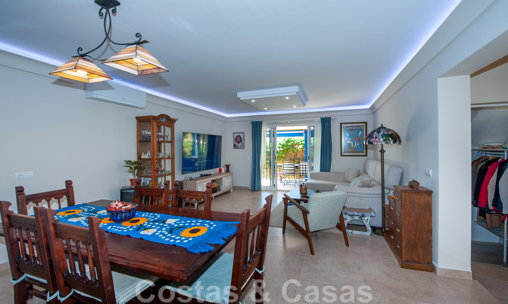 Villa tradicional española en venta con vistas al mar en una urbanización al este del centro de Marbella 44411