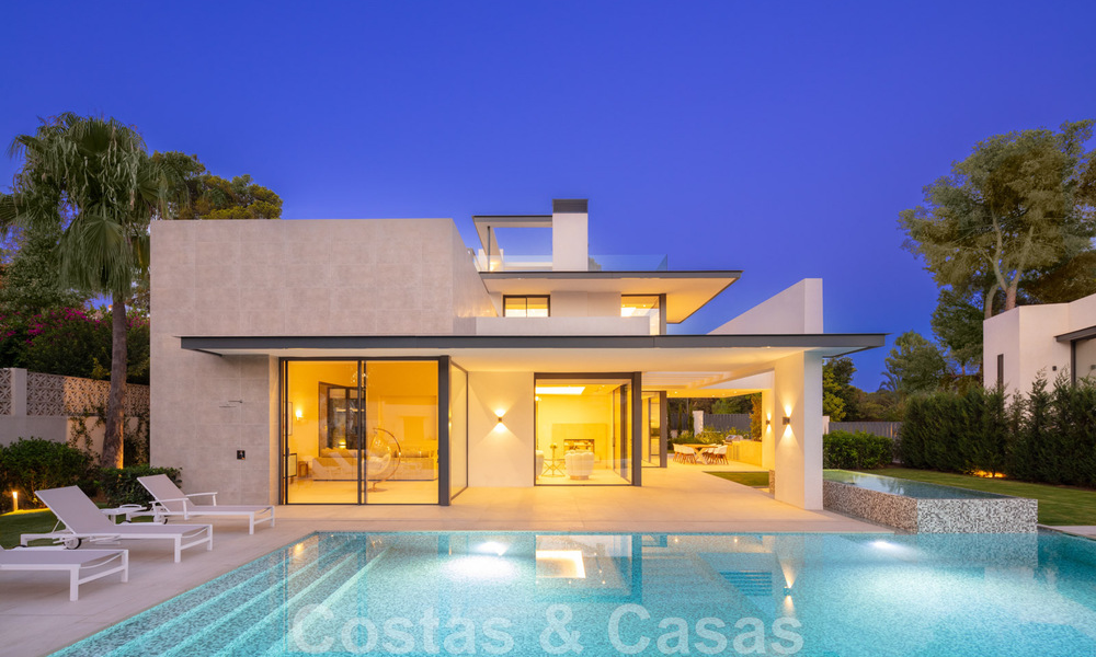 Impresionante y moderna villa de lujo con increíbles vistas al mar en venta en una deseable urbanización en la Milla de Oro de Marbella 44525