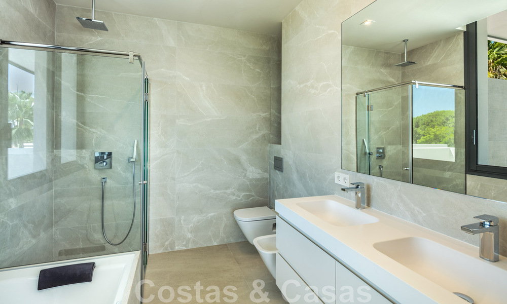 Impresionante y moderna villa de lujo con increíbles vistas al mar en venta en una deseable urbanización en la Milla de Oro de Marbella 44528