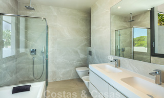 Impresionante y moderna villa de lujo con increíbles vistas al mar en venta en una deseable urbanización en la Milla de Oro de Marbella 44528 