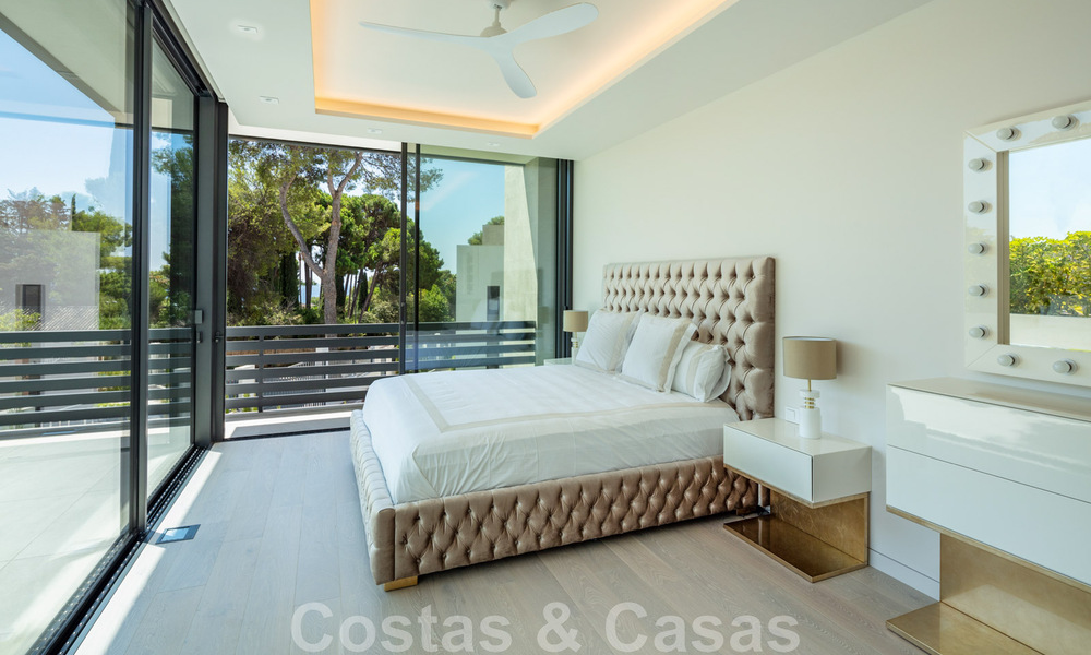 Impresionante y moderna villa de lujo con increíbles vistas al mar en venta en una deseable urbanización en la Milla de Oro de Marbella 44529