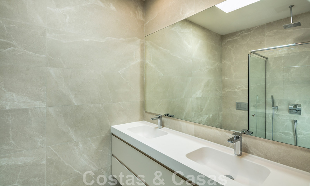 Impresionante y moderna villa de lujo con increíbles vistas al mar en venta en una deseable urbanización en la Milla de Oro de Marbella 44530