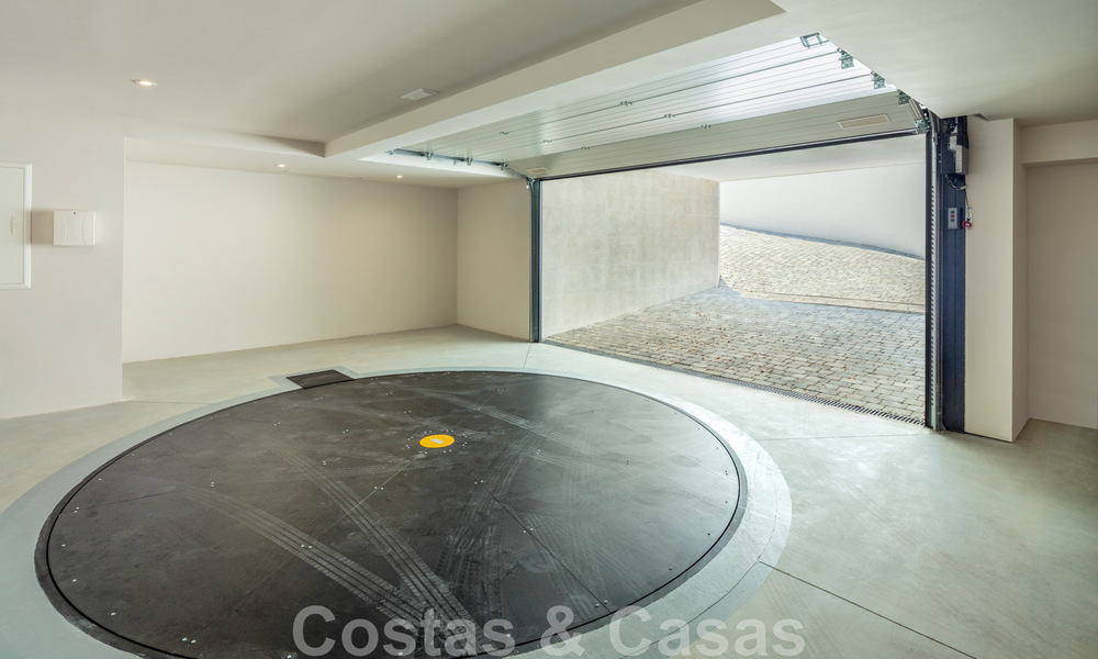 Impresionante y moderna villa de lujo con increíbles vistas al mar en venta en una deseable urbanización en la Milla de Oro de Marbella 44531