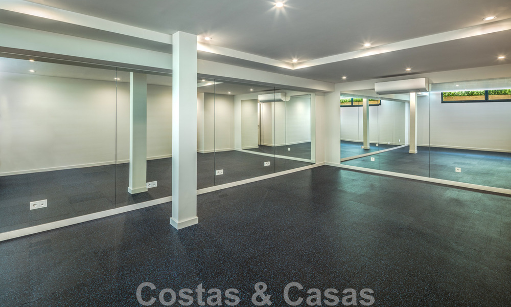 Impresionante y moderna villa de lujo con increíbles vistas al mar en venta en una deseable urbanización en la Milla de Oro de Marbella 44532