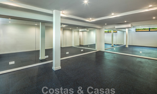 Impresionante y moderna villa de lujo con increíbles vistas al mar en venta en una deseable urbanización en la Milla de Oro de Marbella 44532 