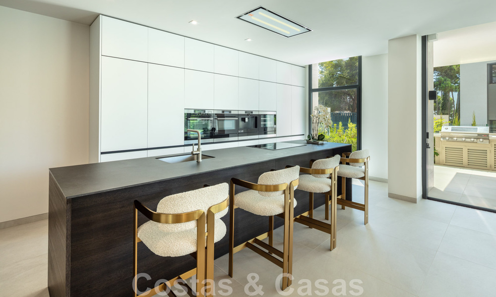 Impresionante y moderna villa de lujo con increíbles vistas al mar en venta en una deseable urbanización en la Milla de Oro de Marbella 44535