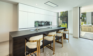 Impresionante y moderna villa de lujo con increíbles vistas al mar en venta en una deseable urbanización en la Milla de Oro de Marbella 44535 