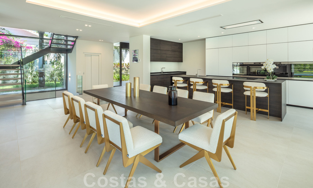 Impresionante y moderna villa de lujo con increíbles vistas al mar en venta en una deseable urbanización en la Milla de Oro de Marbella 44536