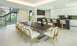 Impresionante y moderna villa de lujo con increíbles vistas al mar en venta en una deseable urbanización en la Milla de Oro de Marbella 44536 