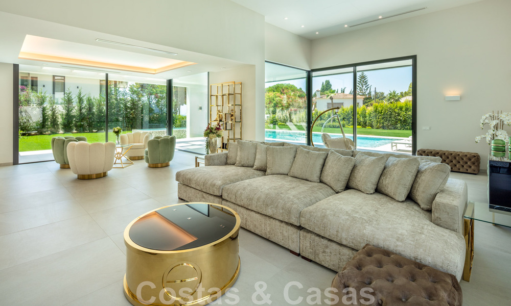 Impresionante y moderna villa de lujo con increíbles vistas al mar en venta en una deseable urbanización en la Milla de Oro de Marbella 44540