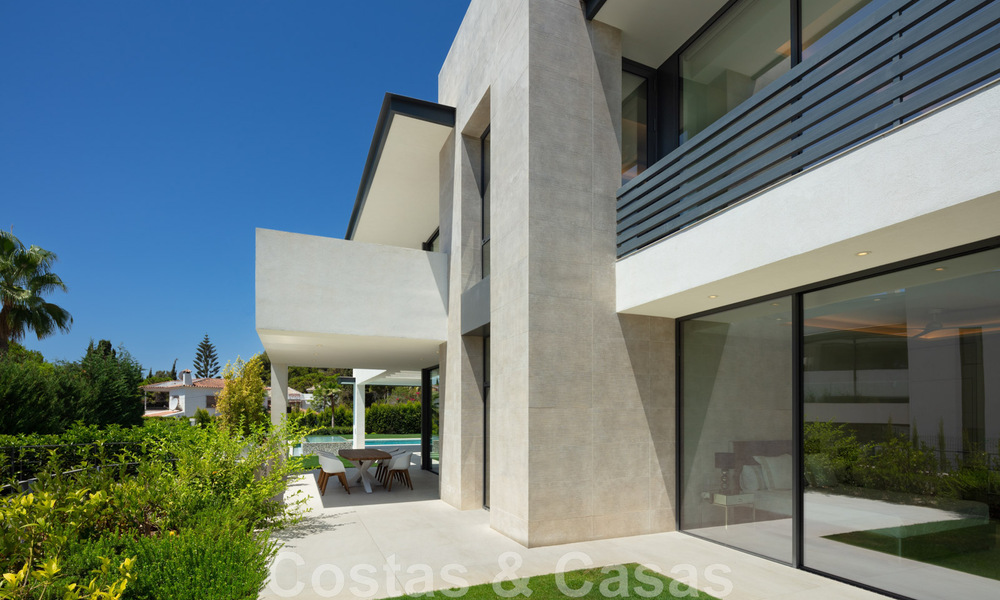 Impresionante y moderna villa de lujo con increíbles vistas al mar en venta en una deseable urbanización en la Milla de Oro de Marbella 44541