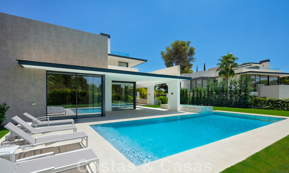 Impresionante y moderna villa de lujo con increíbles vistas al mar en venta en una deseable urbanización en la Milla de Oro de Marbella 44545