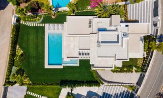 Impresionante y moderna villa de lujo con increíbles vistas al mar en venta en una deseable urbanización en la Milla de Oro de Marbella 44546 