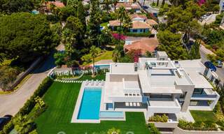 Impresionante y moderna villa de lujo con increíbles vistas al mar en venta en una deseable urbanización en la Milla de Oro de Marbella 44549 