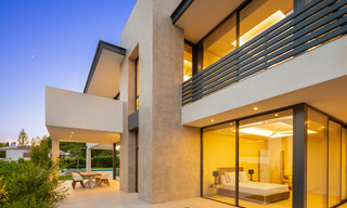 Impresionante y moderna villa de lujo con increíbles vistas al mar en venta en una deseable urbanización en la Milla de Oro de Marbella 44555 