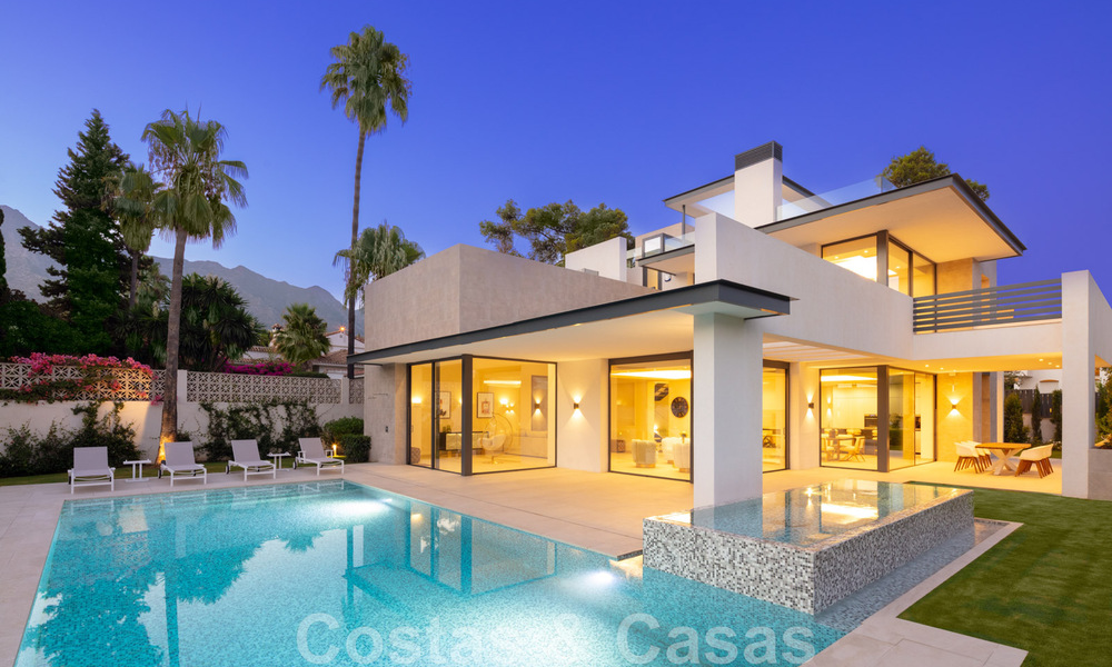 Impresionante y moderna villa de lujo con increíbles vistas al mar en venta en una deseable urbanización en la Milla de Oro de Marbella 44557