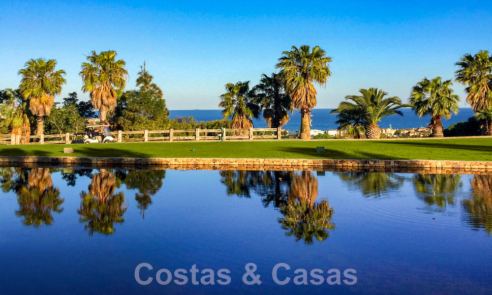 Nuevos apartamentos contemporáneos de lujo en venta con vistas al mar a poca distancia de la playa en Casares, Costa del Sol 44521