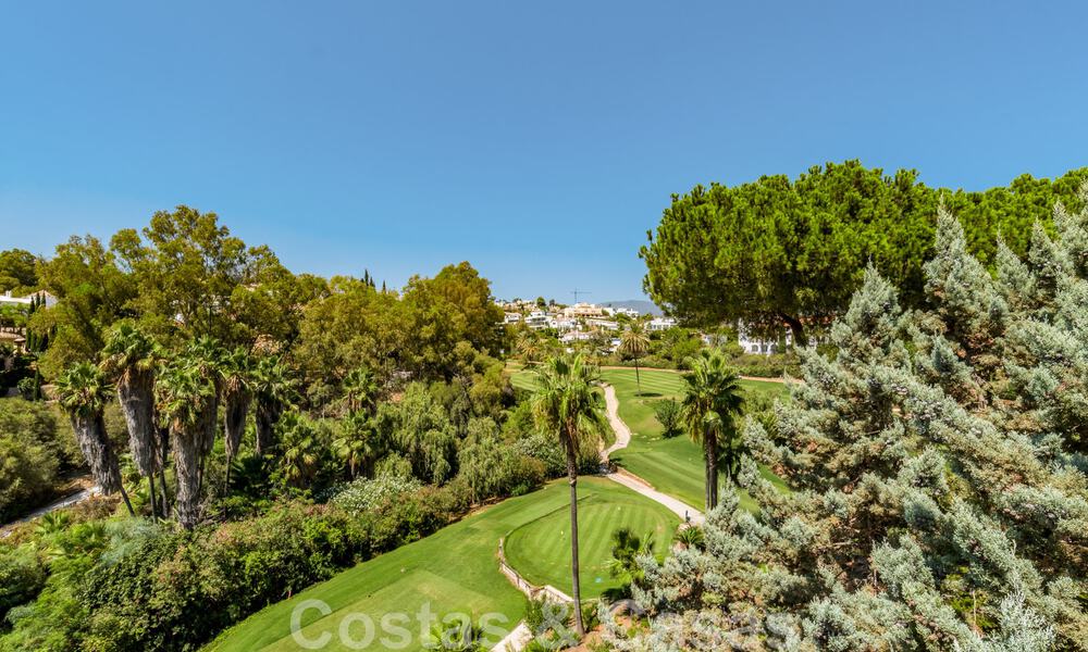 Luminoso adosado mediterráneo en venta con posibilidad de ampliación, en primera línea de golf en La Quinta en Benahavis - Marbella 44571