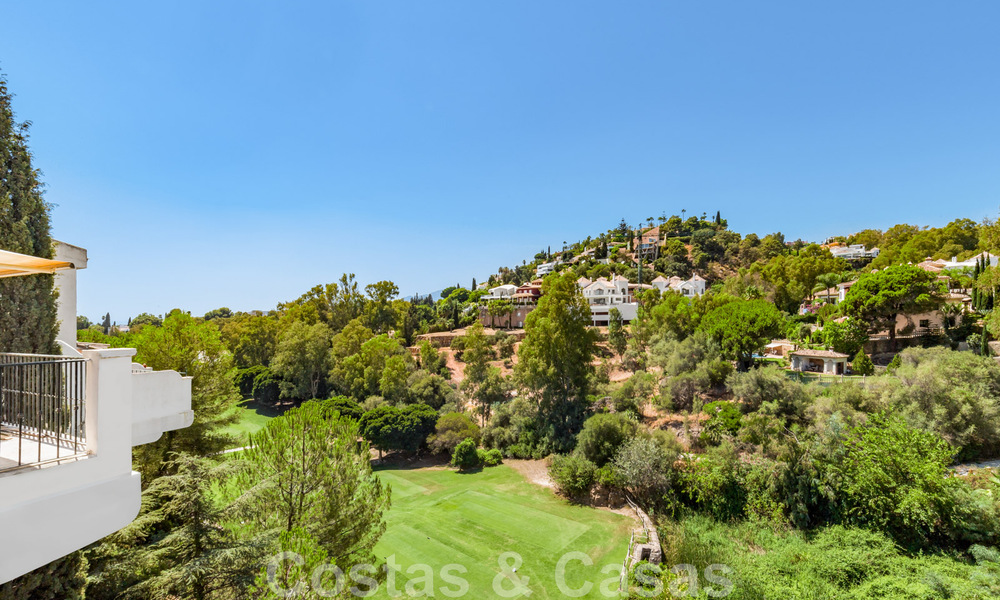 Luminoso adosado mediterráneo en venta con posibilidad de ampliación, en primera línea de golf en La Quinta en Benahavis - Marbella 44572