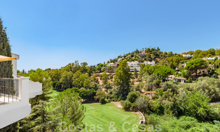 Luminoso adosado mediterráneo en venta con posibilidad de ampliación, en primera línea de golf en La Quinta en Benahavis - Marbella 44572 