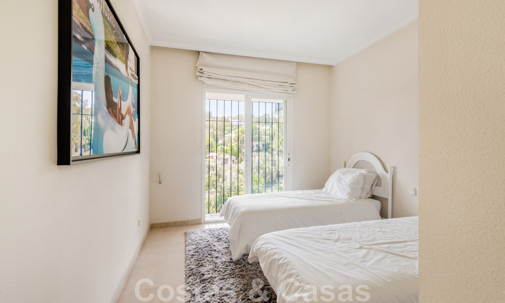 Luminoso adosado mediterráneo en venta con posibilidad de ampliación, en primera línea de golf en La Quinta en Benahavis - Marbella 44574