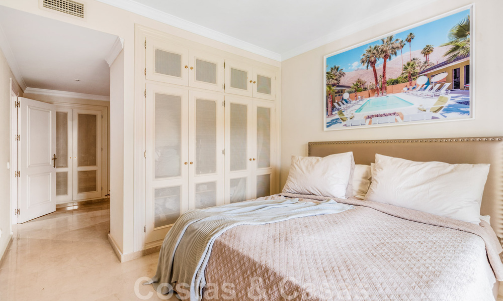 Luminoso adosado mediterráneo en venta con posibilidad de ampliación, en primera línea de golf en La Quinta en Benahavis - Marbella 44579