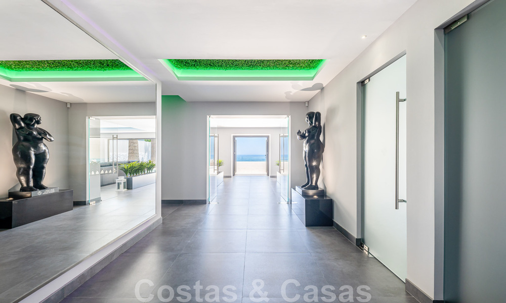 Se vende villa de estilo moderno y elegante, en primera línea de playa en Mijas Costa, Costa del Sol 44413