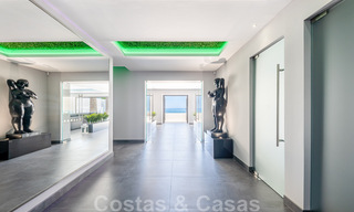 Se vende villa de estilo moderno y elegante, en primera línea de playa en Mijas Costa, Costa del Sol 44413 
