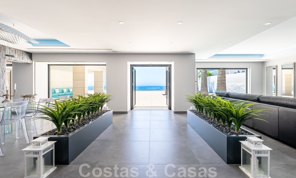 Se vende villa de estilo moderno y elegante, en primera línea de playa en Mijas Costa, Costa del Sol 44414