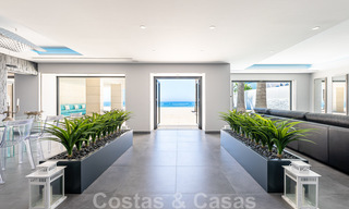 Se vende villa de estilo moderno y elegante, en primera línea de playa en Mijas Costa, Costa del Sol 44414 