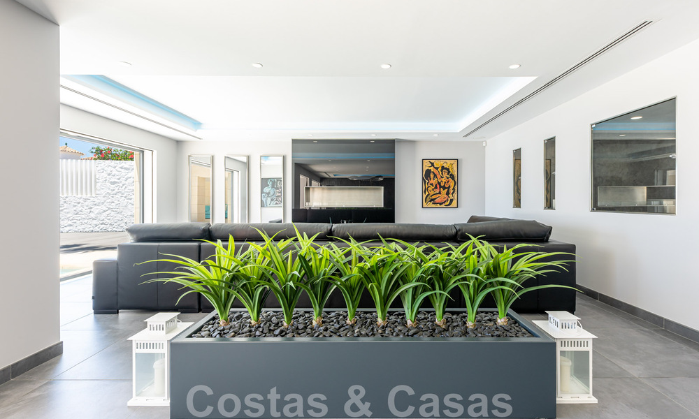 Se vende villa de estilo moderno y elegante, en primera línea de playa en Mijas Costa, Costa del Sol 44415