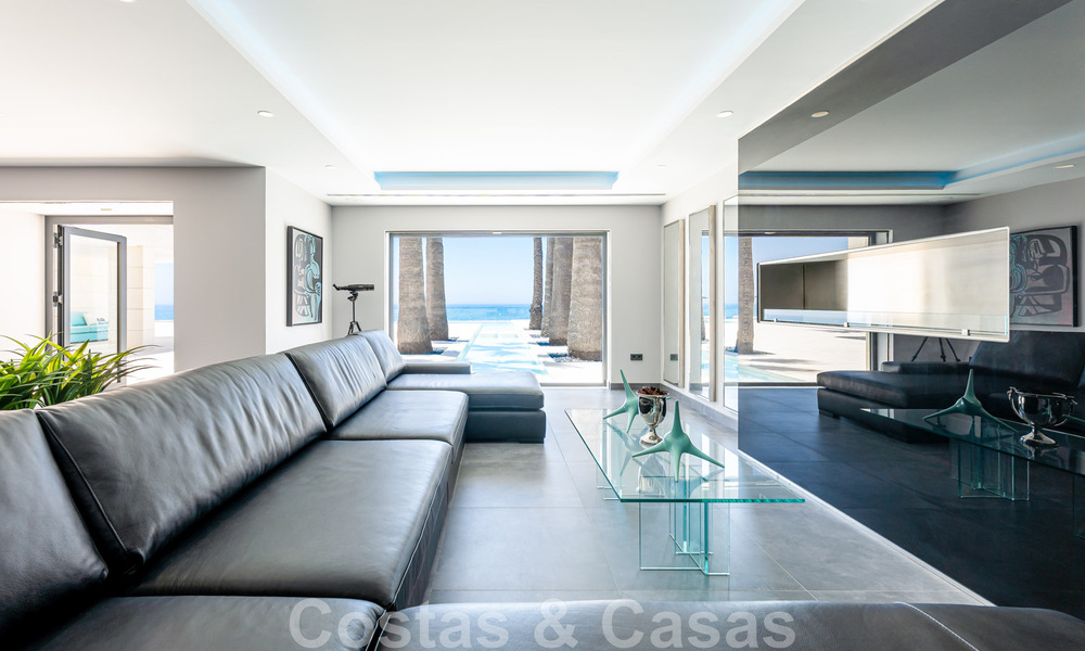 Se vende villa de estilo moderno y elegante, en primera línea de playa en Mijas Costa, Costa del Sol 44416