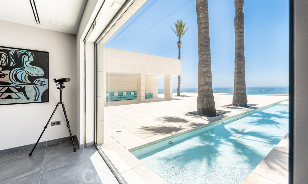 Se vende villa de estilo moderno y elegante, en primera línea de playa en Mijas Costa, Costa del Sol 44417