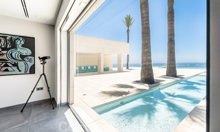 Se vende villa de estilo moderno y elegante, en primera línea de playa en Mijas Costa, Costa del Sol 44417 