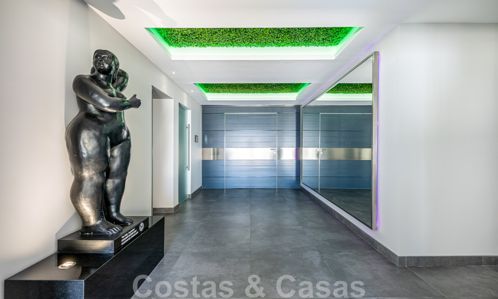 Se vende villa de estilo moderno y elegante, en primera línea de playa en Mijas Costa, Costa del Sol 44418