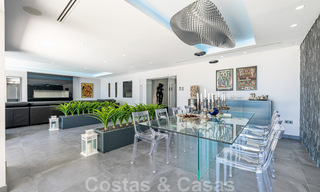 Se vende villa de estilo moderno y elegante, en primera línea de playa en Mijas Costa, Costa del Sol 44419 