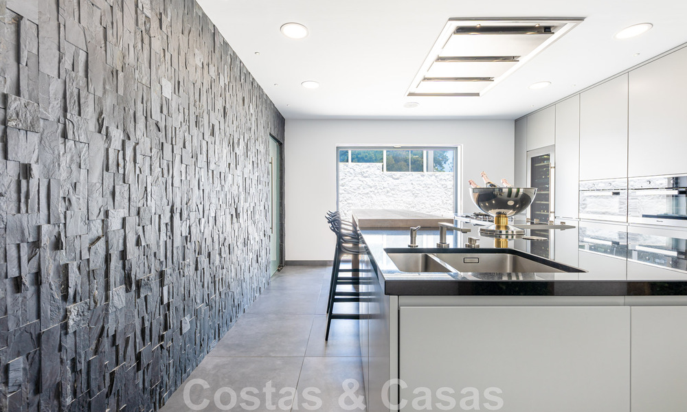 Se vende villa de estilo moderno y elegante, en primera línea de playa en Mijas Costa, Costa del Sol 44422