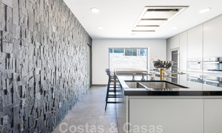 Se vende villa de estilo moderno y elegante, en primera línea de playa en Mijas Costa, Costa del Sol 44422 