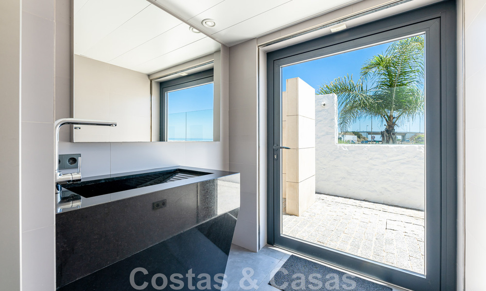 Se vende villa de estilo moderno y elegante, en primera línea de playa en Mijas Costa, Costa del Sol 44425