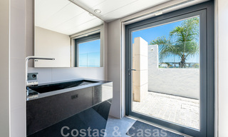 Se vende villa de estilo moderno y elegante, en primera línea de playa en Mijas Costa, Costa del Sol 44425 