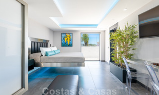 Se vende villa de estilo moderno y elegante, en primera línea de playa en Mijas Costa, Costa del Sol 44426 