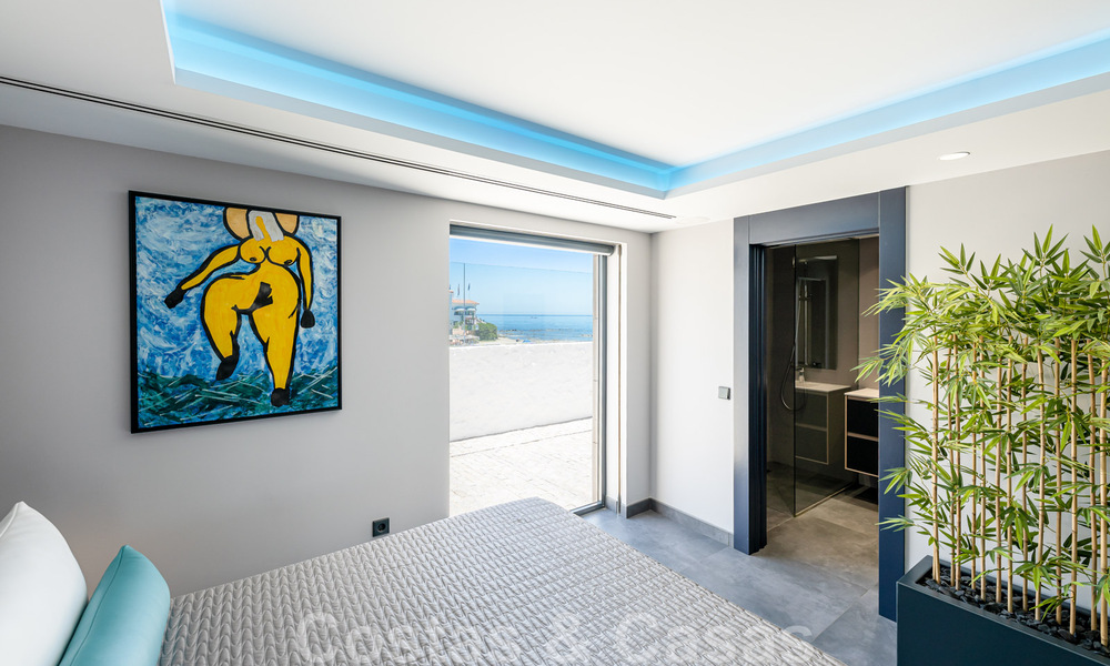 Se vende villa de estilo moderno y elegante, en primera línea de playa en Mijas Costa, Costa del Sol 44428