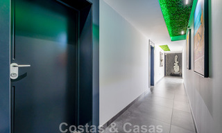 Se vende villa de estilo moderno y elegante, en primera línea de playa en Mijas Costa, Costa del Sol 44429 