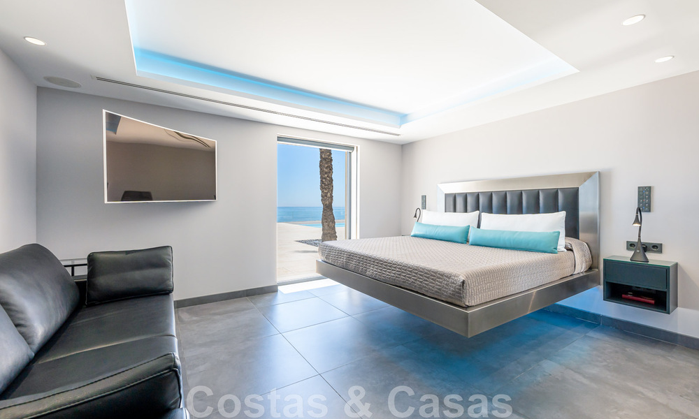 Se vende villa de estilo moderno y elegante, en primera línea de playa en Mijas Costa, Costa del Sol 44431